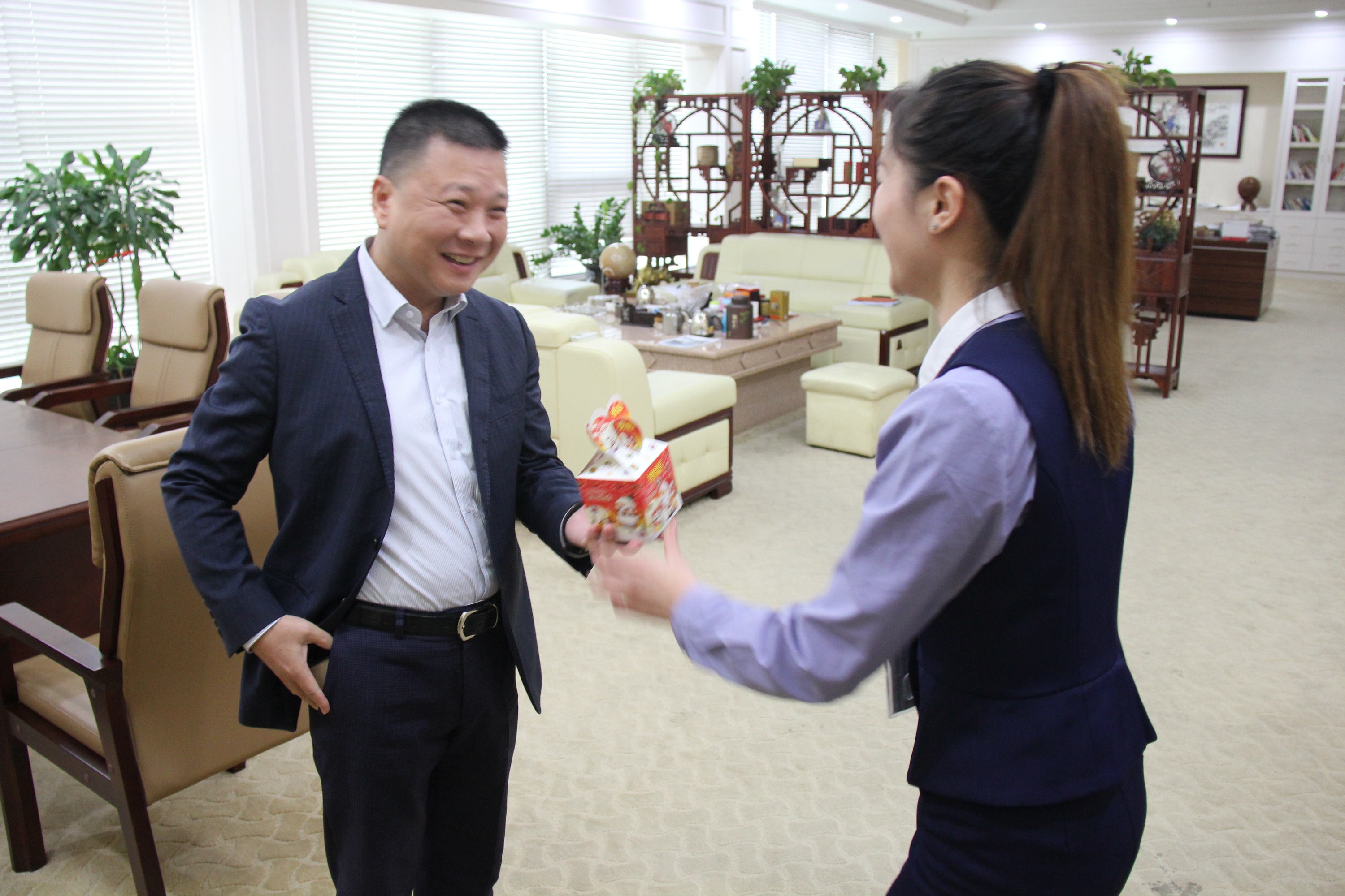 圣悅詩(shī)國(guó)際輕奢美妝為公司員工送平安祝福！